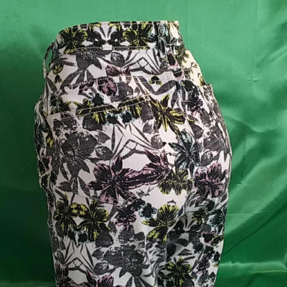Victoria Secret mid rise surer jeans. Size 10
